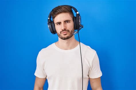 Premium Photo Hispanic Man With Beard Listening To Music Wearing