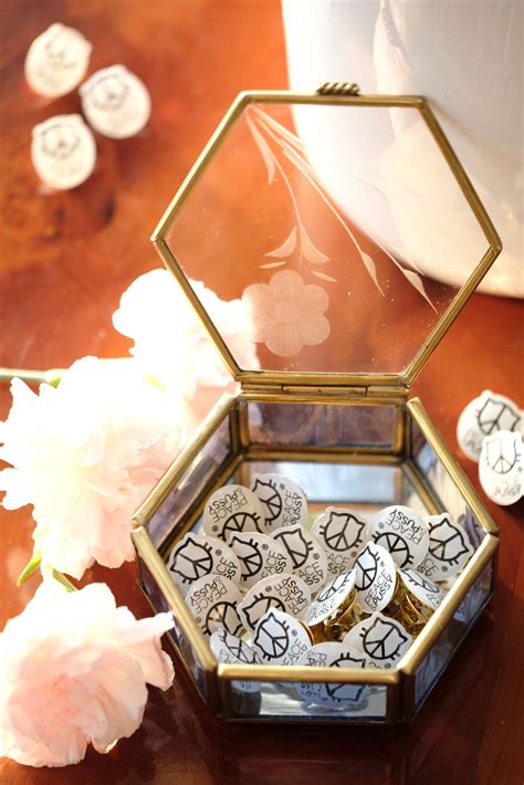 Przypinka z logo Peace Pussy Fundacja Sztuka Wolności