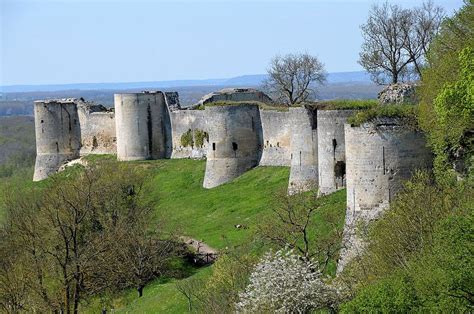 Coucy le Château Auffrique Aisne Remparts vus depuis la porte de