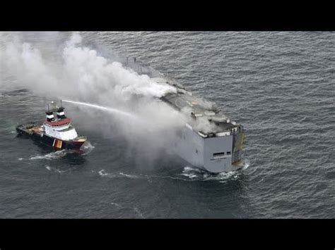 No Comment début du remorquage du cargo en feu au large des Pays Bas