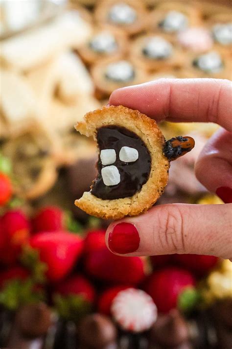 Hot Cocoa Cookie Cups Xoxobella