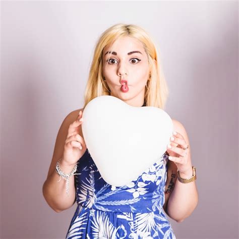 Blonde Posant Avec Un Ballon Et Un Visage Dr Le Photo Gratuite