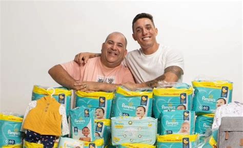 Casal gay do RS são os primeiros do Sul do Brasil a terem um bebê consanguíneo Pheeno