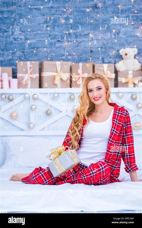 Blonde Frau Mit Schlafanzug Im Winter Fotos Und Bildmaterial In Hoher Aufl Sung Alamy