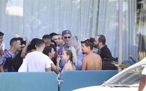 Baterista do Red Hot Chili Peppers conversa fãs em hotel no Rio Quem Rock in Rio