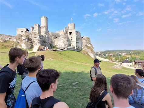 Na zdjęciu klasa 2d2 zwiedza Zamek w Ogrodzieńcu uczniowie na tle