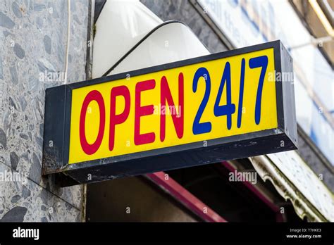 Supermarché ou magasin ouvert 24 7 tous Banque de photographies et d ...