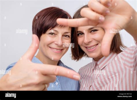 Portrait of mature belle mère et sa fille de faire un geste avec les mains comme ils font et
