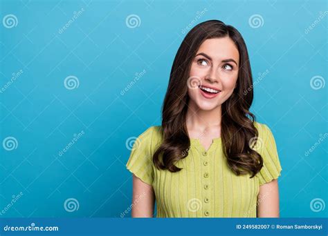 Foto De Funky Millennial Brunette Lady Look Promo Vestido Camiseta Verde Aislado En Color Azul