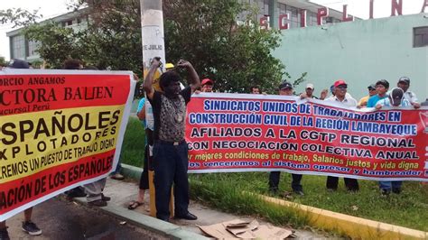 Obreros De Construcción Civil Protestan Con Cadenas Y Se Pintan De