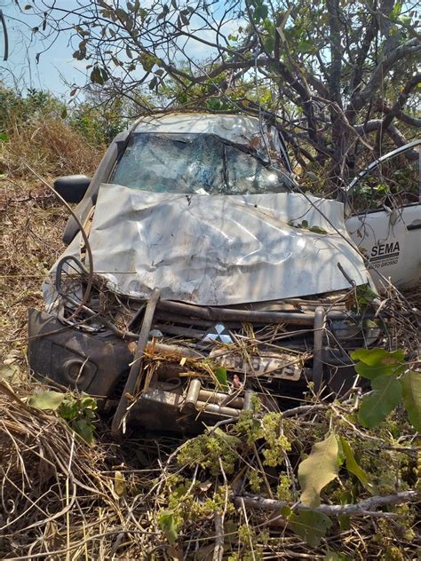 Quatro policiais militares ficam feridos após caminhonete da Sema