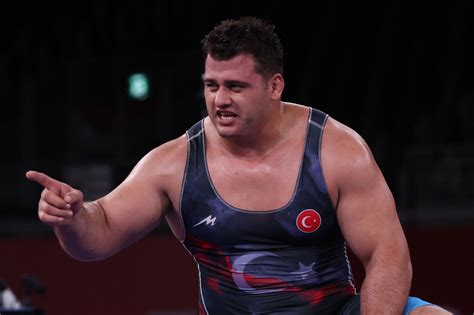 Turkish wrestlers Kayaalp, Adar win bronze medals at Tokyo 2020