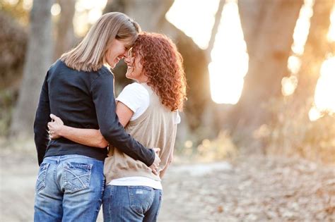 Cute Pose Lesbian Engagement Photos Cute Lesbian Couples Couple Photoshoot Poses