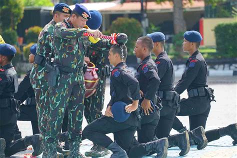 Brimob Gelar Upacara Tradisi Penerimaan Personel Malukuterkini