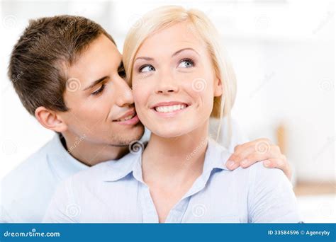 L Homme Embrasse La Femme Blonde Photo Stock Image Du Blonde Affection