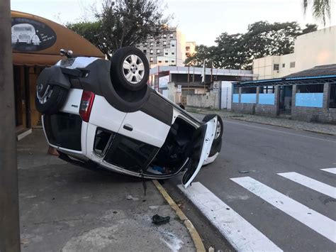 Batida Entre Carros Registrada Em Resende No Sul Do Rj Sul Do Rio