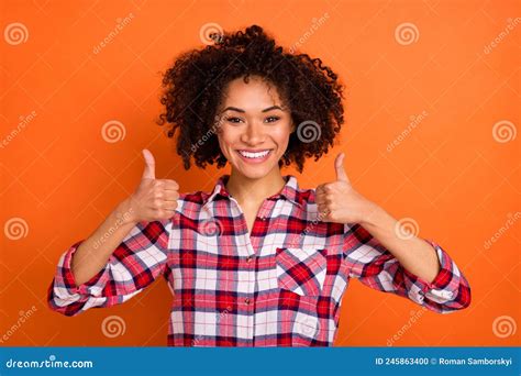 Foto De Una Jovencita Guapa Dama De Brunette Con La Camisa Enlucida Aislada En Color Naranja