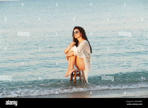 Sch Ne Junge Frau Im Bikini Und Gl Ser Fotos Und Bildmaterial In Hoher Aufl Sung Alamy