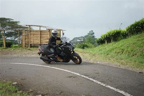 Suka Touring Modifikasi Motor Yamaha Xmax Connected Pakai Damper Biar