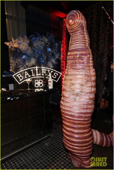 Heidi Klums Halloween 2022 Costume Was A Worm On A Hook With Husband