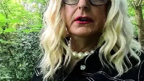 Amateur Travestiet Kellycd Sexy Milf Plast In Haar Kleine Witte Slipje En Masturbeert In