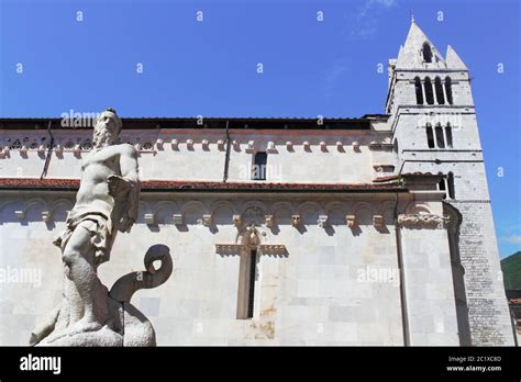Neptune In Front Of Dom Carrara Stock Photo Alamy