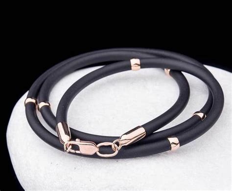 Каучуковый шнурок с золотом: мужской с золотой вставкой на шее