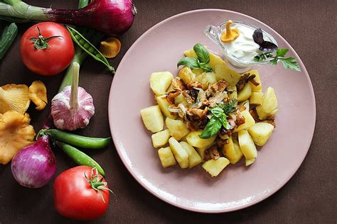 Onion And Mushroom Fry With Potatoes And Herbal Seasoning Photo