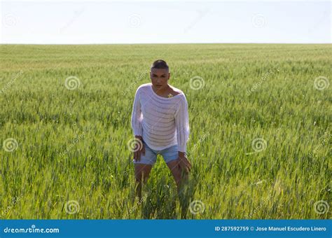 Latino Não Binário E Jovem Gay Se Divertem Entre O Campo De Trigo Verde Fazendo Diferentes