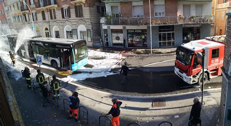 Macerata Paura In Via Roma Autobus Avvolto Dalle Fiamme Traffico In