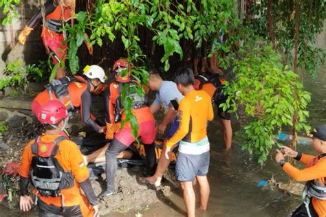 Tim SAR Gabungan Evakuasi Jasad Mahasiswa Yang Terseret Banjir Di