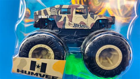 Машинка Позашляховик Hot Wheels Humvee Monster Truck Crash Legends 1 64 HKM39 Tan купити в