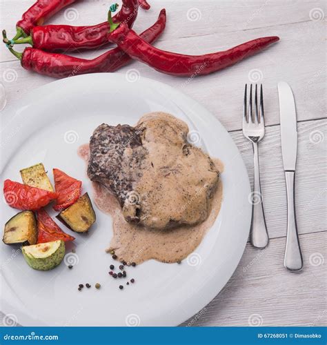 Bistecca Arrostita Della Carne Di Maiale Con Peperoncino Rosso Caldo