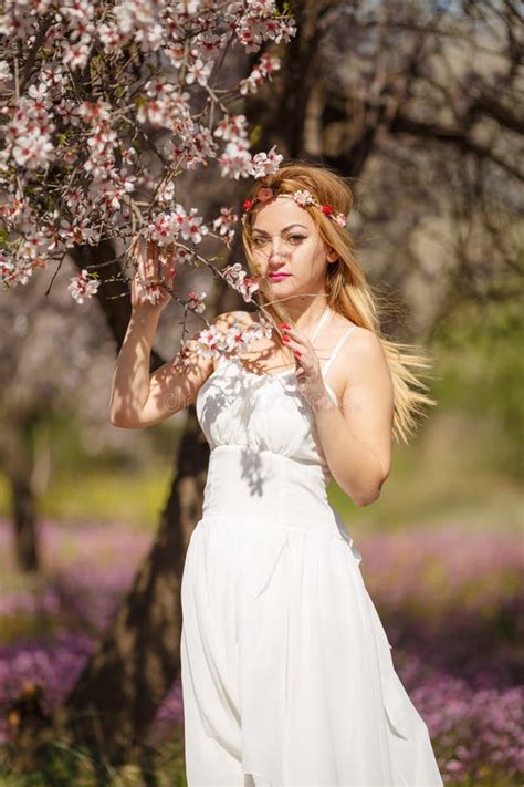 Blonde Frau Im Blau Stockbild Bild Von Kaukasisch Blau