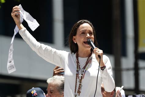 María Corina Machado dice que Nicolás Maduro está acorralado dentro y