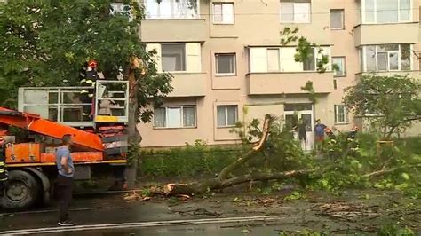 După caniculă vijeliile și ploile torențiale au inundat mai multe