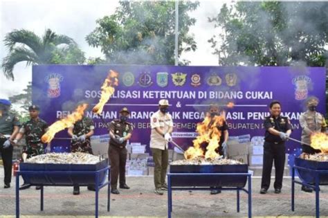 Bea Cukai Pasuruan Memusnahkan Jutaan Batang Rokok Ilegal ANTARA News