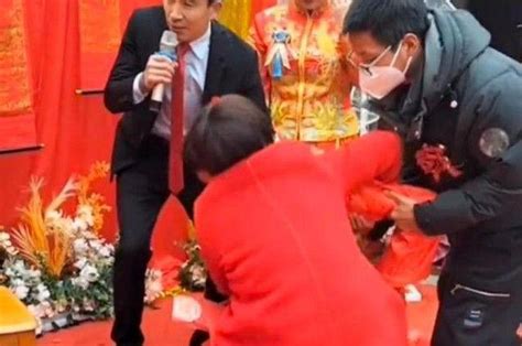 河南：后妈独自操办孩子婚礼，典礼上新郎长跪不起，感谢她的付出