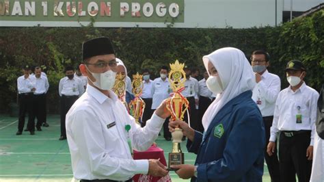 Siswa MAN 1 Kulon Progo Persembahkan Piala Kejuaraan KSM Tingkat