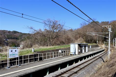 袋倉駅。山々と森に囲まれた小さな集落にある棒線駅。もちろん駅舎はない。周辺には民家が数軒あるものの人の気配は感じない。鳥の鳴き声のみでほぼ無音 ...