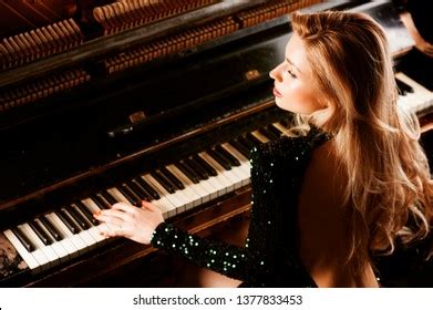 Naked Girl Piano Images Photos Et Images Vectorielles De Stock Shutterstock