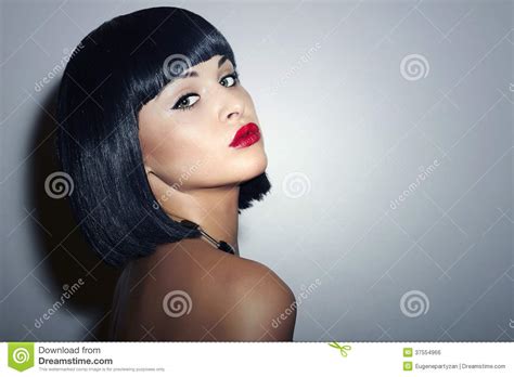 Αναδρομικό όμορφο κορίτσι Brunette Woman bob Haircut red Lips beauty Στοκ Εικόνες εικόνα από