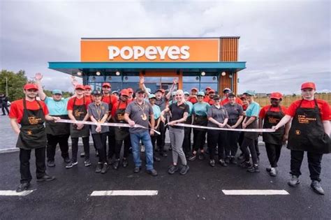 Huge queue at new Barrhead Popeye's chicken restaurant causes traffic ...