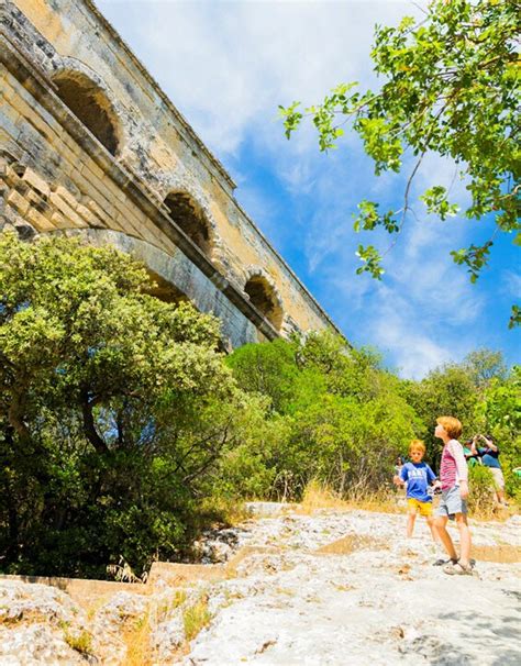 vers pont du gard 16e édition de Garrigue en fête à Pâques Des œufs