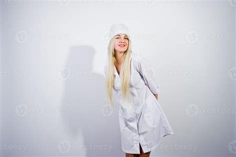 Jolie Blonde Femme M Decin Ou Infirmi Re En Blouse De Laboratoire Isol E Sur Fond Blanc