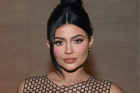 Kylie Jenner causó sensación en redes posando con ajustado bikini