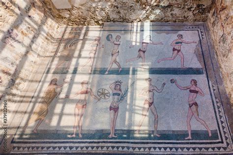 Fotografia Do Stock PIAZZA ARMERINA ITALY JUNE Bikini Girls Mosaic On Floor Of
