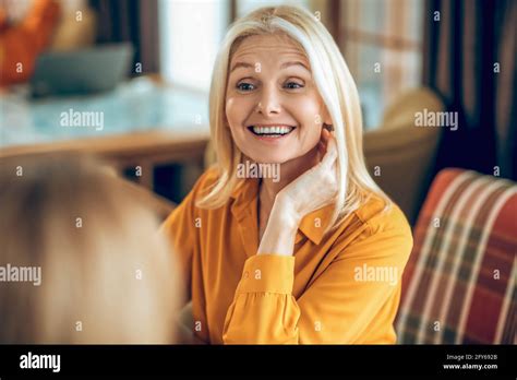 Cute chubby blonde woman Fotos und Bildmaterial in hoher Auflösung Alamy