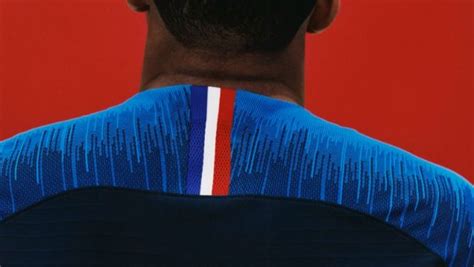 Coupe Du Monde 2018 Equipe De France Le Nouveau Maillot Des Bleus Dévoilé Léquipe De