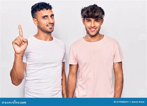 Joven Pareja Gay Con Ropa Casual Mostrando Y Se Alando Con El Dedo N Mero Uno Mientras Sonr E